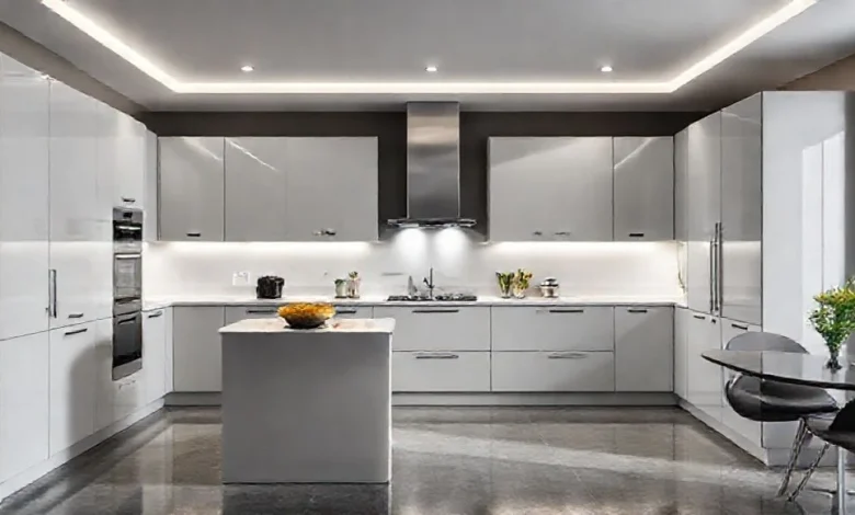 Açık gri mutfak dolapları, 2026 trendleri. Modern ve şık mutfak dekorasyonu.