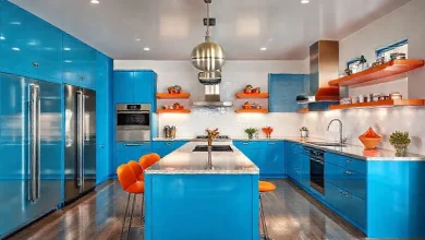 Açık mutfakta metalik detaylar, modern renklerle şık kombinasyonlar. Mutfak dekorasyonu fikirleri.