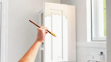 DIY banyo dolabı boyama rehberi için yenilenmiş modern banyo dolabı.