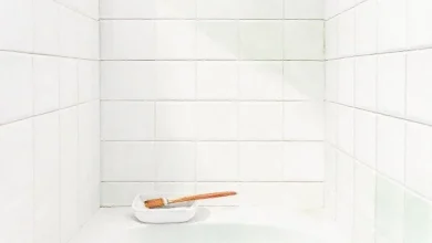 Banyo fayans boyama rehberi: Eski fayansları adım adım yenileme ve modernleştirme süreci görseli.