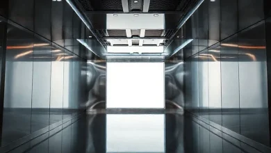 Modern bir evde metalik renklerin şıklığını yansıtan duvar, mobilya ve dekorasyon objeleriyle çağdaş iç tasarım.