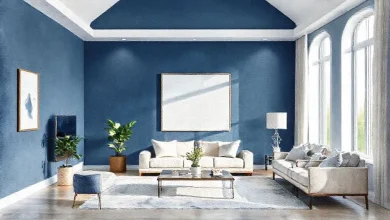 Koyu duvar boyası ile modern tasarımlı bir oda. 2026 dekorasyonunda koyu renk trendleri.