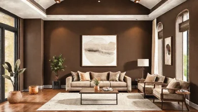 Modern koyu kahve duvar boyasıyla dekore edilmiş şık yaşam alanı (2026).