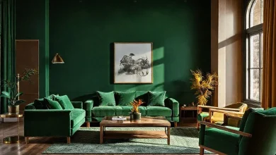Koyu yeşil renkli iç mekan dekorasyonu için uyumlu mobilya önerileri ve stil ipuçları.