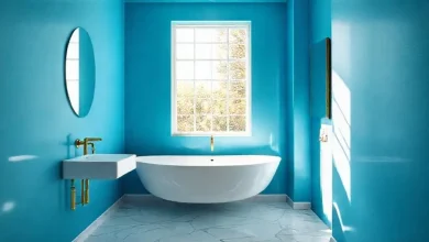 Küçük banyoyu büyük ve lüks gösteren ferah boya renkleri ve modern dekorasyon.