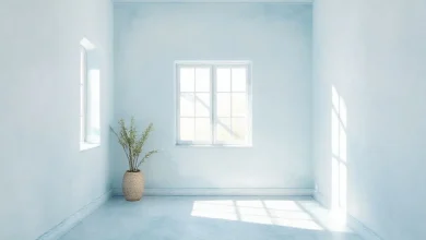 Açık mavi tonlarıyla küçük bir odanın ferah ve geniş gösterildiği iç mekan tasarımı, 2026.