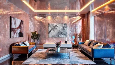 Metalik boya ile dekore edilmiş modern oturma odası, 2026 ev dekorasyonu trendlerinden örnek.