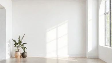 Modern evde dokulu beyaz boya uygulaması, şık ve minimalist iç mekan duvar detayı.