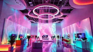 Salonda 2026 modern aydınlatma tasarımı, renk uyumu ve ışık oyunları.