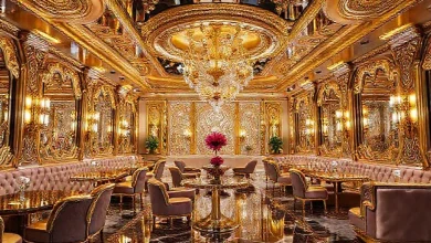 2026 lüks salon dekorasyonu: Altın ve gümüş tonlarında modern mobilya ve aksesuar detayları.