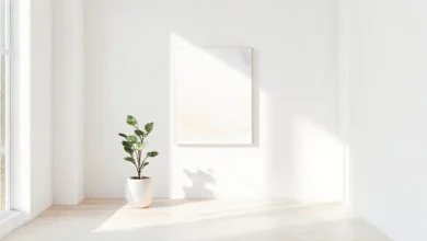 Beyaz duvarlara minimalist dokunuşlar, modern ev dekorasyonu trendleri.